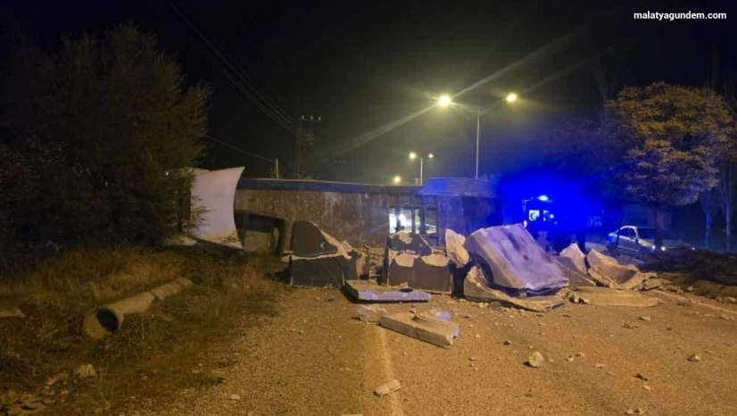 Malatya'da devrilen tır yolu kapattı