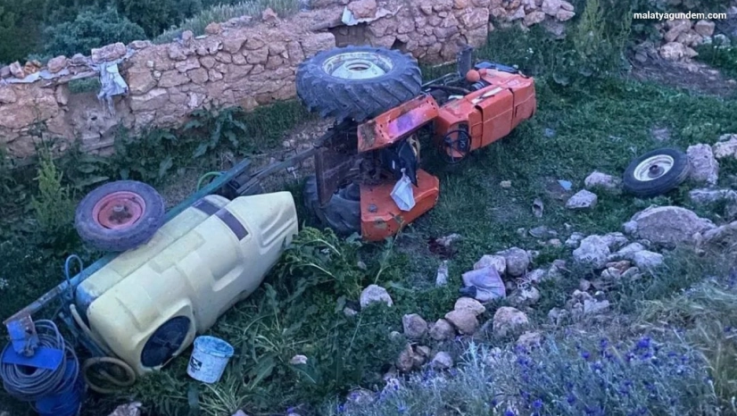 Devrilen traktörün sürücü hayatını kaybetti