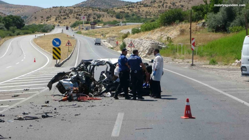 Hafriyat kamyonu ile otomobil çarpıştı: 1 ölü, 2 yaralı