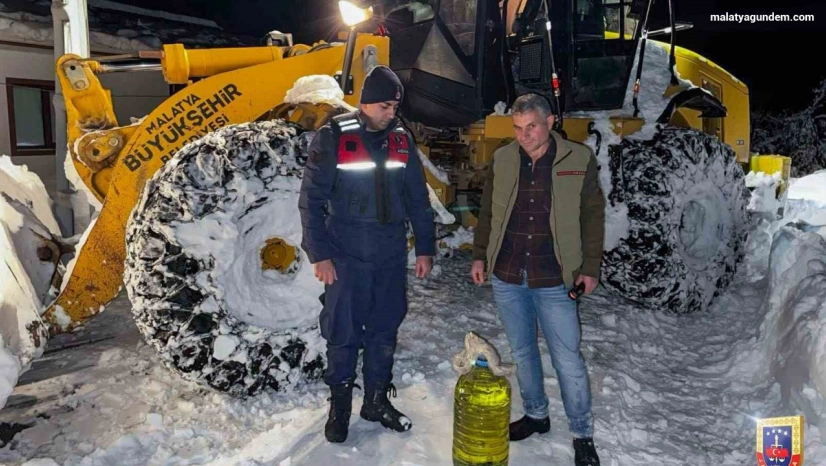 Kardan kapanan yollarda ekipler vatandaşların yardımına koştu