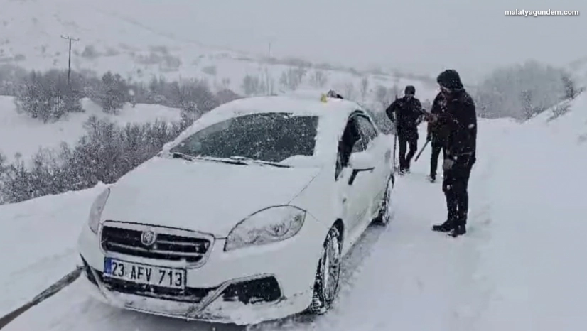 Malatya'da karlı yolda kalan araç ve hasta vatandaşlara büyükşehir ekipleri yetişti