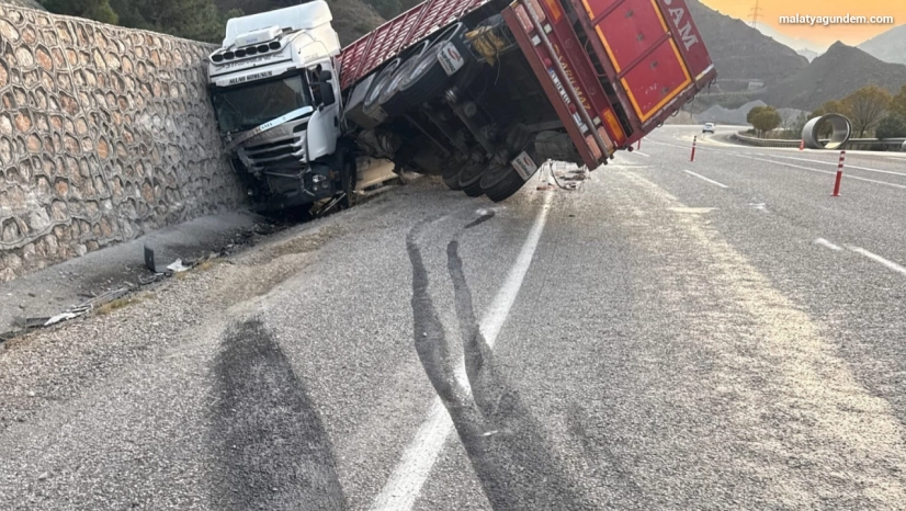 Kontrolden çıkan tır istinat duvarına çarptı: 1 yaralı