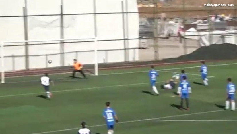 Malatya'da okul sporları futbol müsabakasında ayakta alkışlanan gol