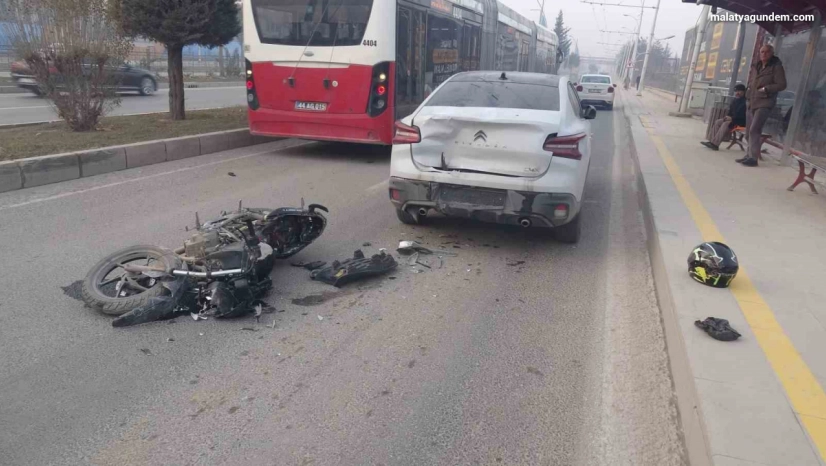 Otomobille çarpışan motosikletli yaralandı