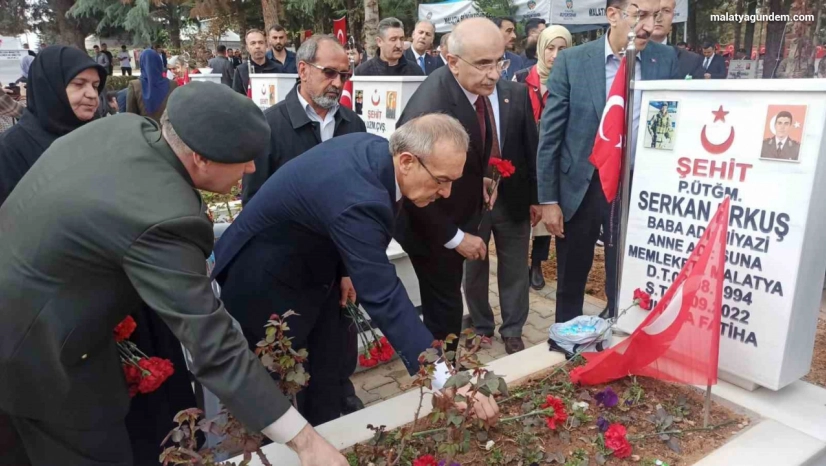 Şehitlikte buruk bayramlaşma