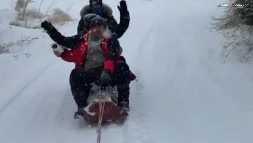 Traktör arkasında karda sörf' yaptılar hem eğlenceli hem de tehlikeli anlar yaşadılar