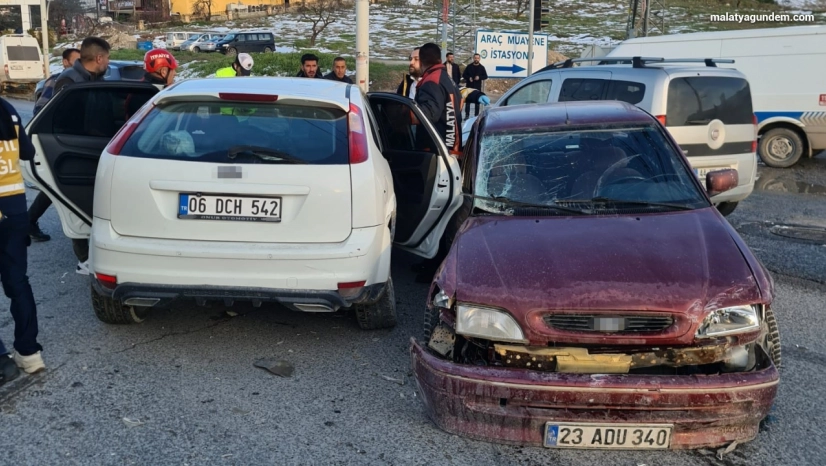 Üç araçlı trafik kazasında 4 yaralı