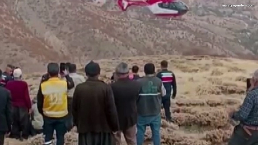 Uçuruma yuvarlanan şahsın helikopterle sevk anları kamerada