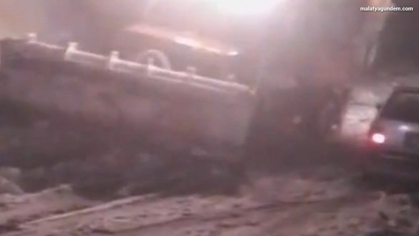 Malatya'da yoğun kar yağışı etkili oldu, çok sayıda araç yolda kaldı