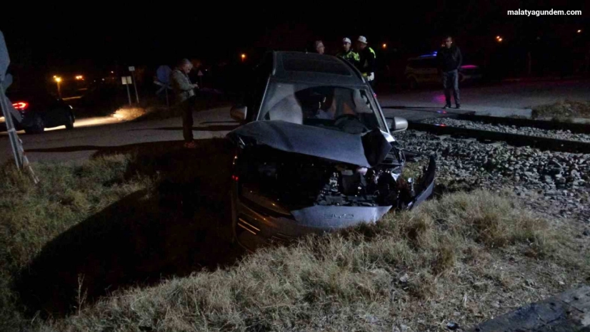 Yük treni hemzemin geçitte otomobile çarptı: 5 yaralı