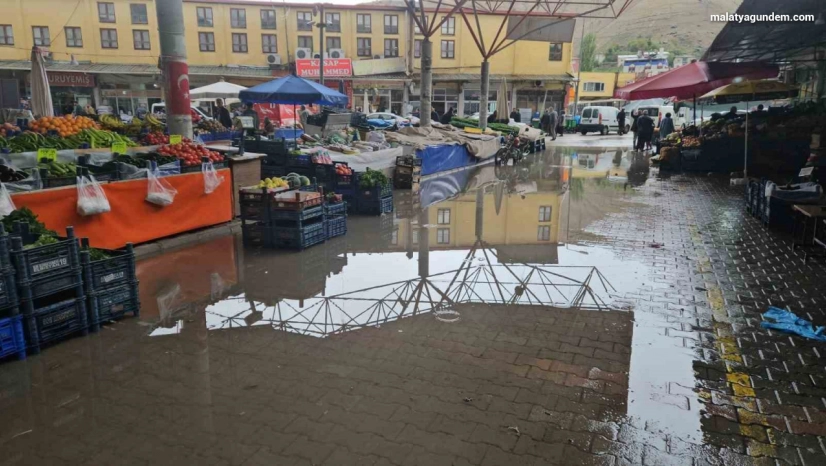 Malatya Darende'de sağanak ve dolu hayatı felç etti