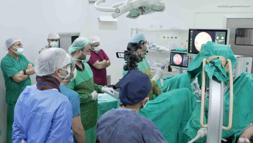 Eğitim ve Araştırma Hastanesi'nde canlı kursa 300'ü aşkın üroloji uzmanı katıldı