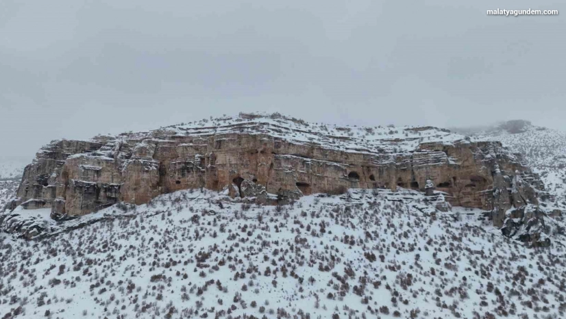 Milyonlarca yıllık vadi beyaza büründü