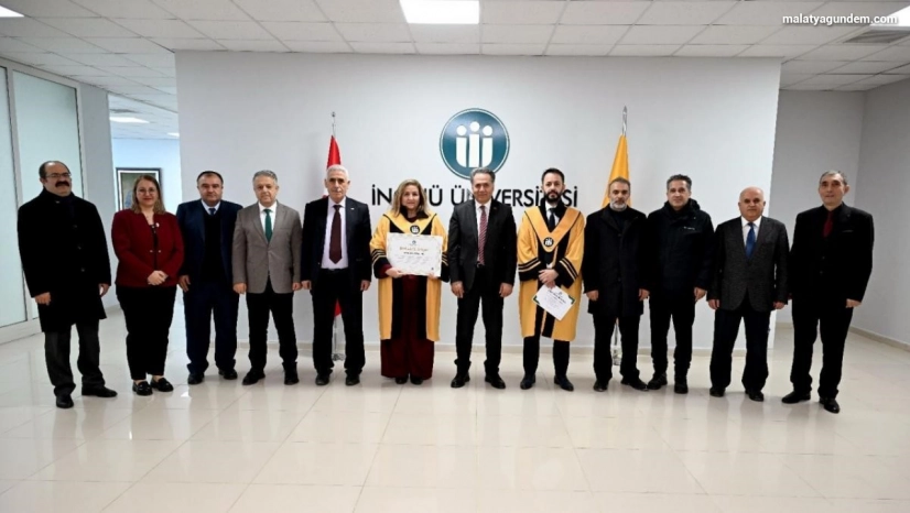 Rektör Akpolat unvanda yükselen akademisyenlere cübbelerini giydirdi