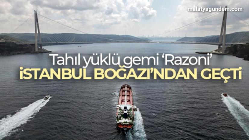 Tahıl yüklü gemi 'Razoni' İstanbul Boğazı'ndan geçti