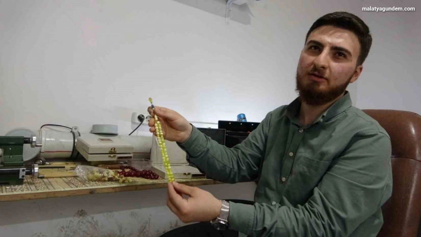 Usta ellerin ürettiği 'tespihler' 10 ila 15 bin TL arasında alıcı bulabiliyor