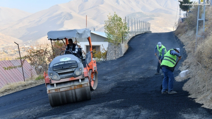 Yeşilyurt Belediyesi, Banazı'nın yollarını yeniliyor