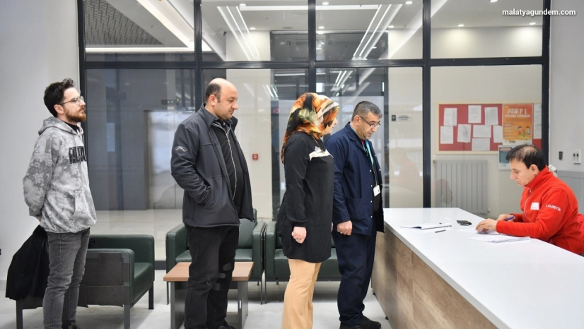 Yeşilyurt Belediyesi personelinden Kızılay'a anlamlı destek