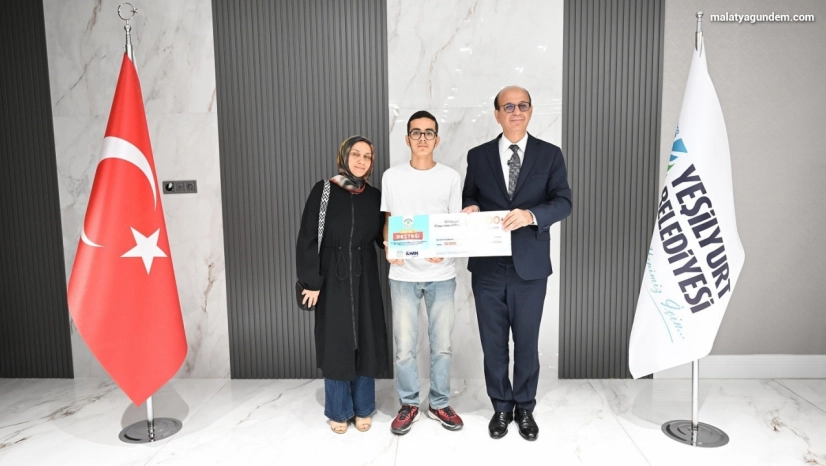 Yeşilyurt'ta YKS'de ilk 2 bine giren öğrencilere ödül