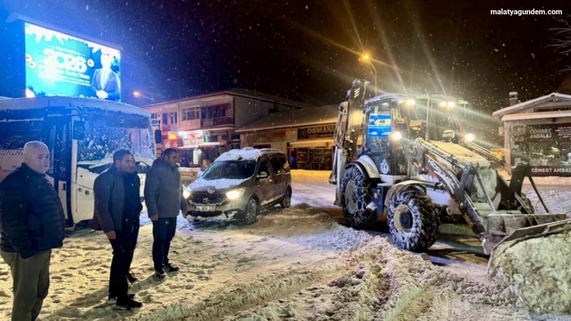 Akçadağ'da kar mesaisi aralıksız devam ediyor