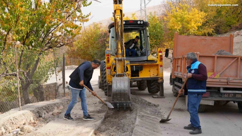 Battalgazi Belediyesi Çamurlu Mahallesi'nde asfalt yama çalışması yaptı