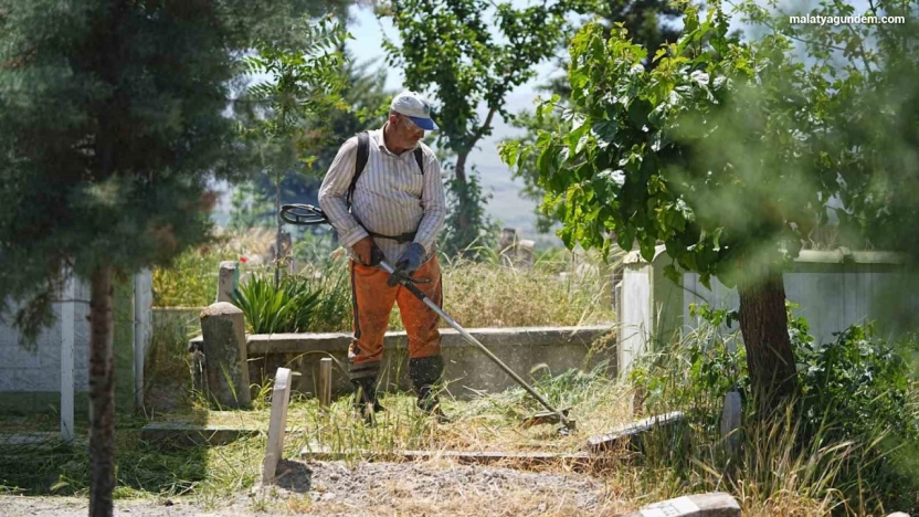 Battalgazi Belediyesi'nden mezarlıklarda bayram temizliği