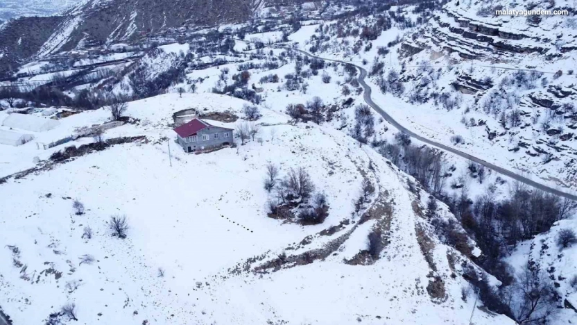 Beyaza bürünen 2 bin rakımdaki mahalleler havadan görüntülendi