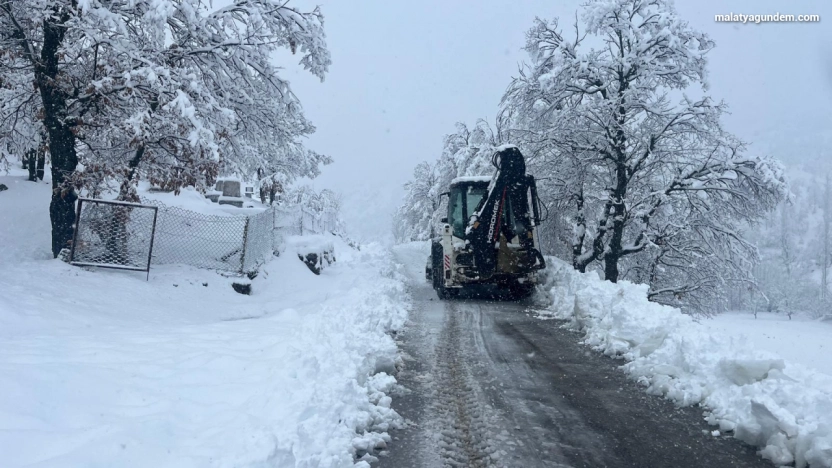 Doğanşehir'de Karla Mücadele Aralıksız Sürüyor