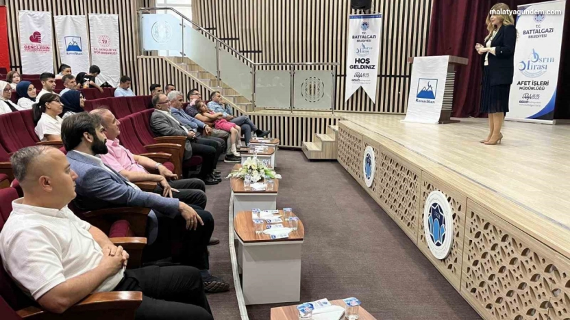 Gençler afetlere karşı bilinçlendirildi