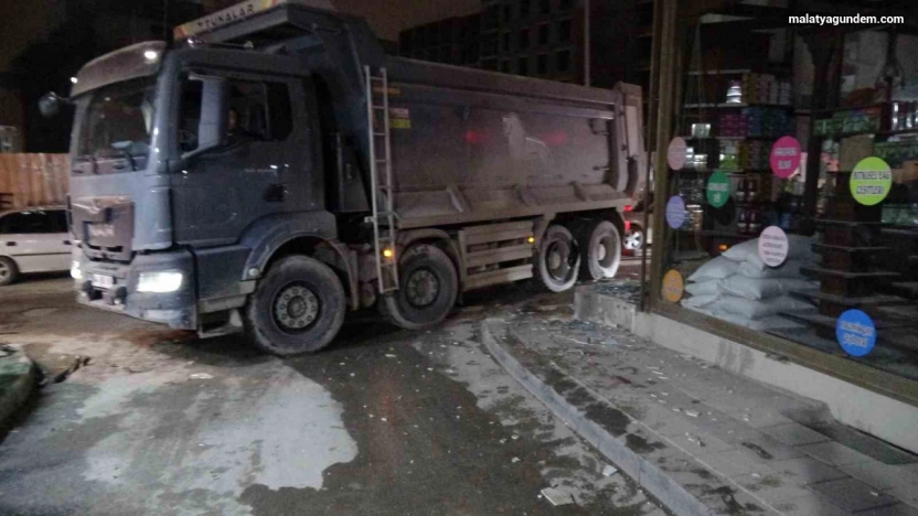 Hafriyat kamyonunun patlayan lastiği iş yerinin camlarını kırdı