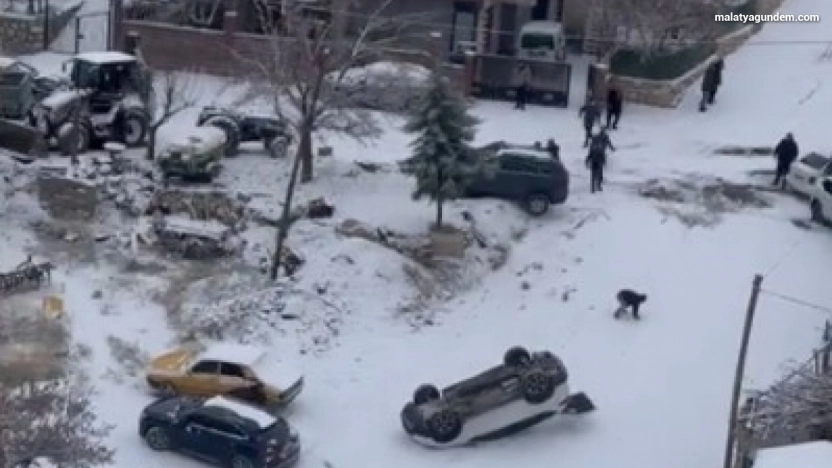 Kayan araç park halindeki aracı devirdi