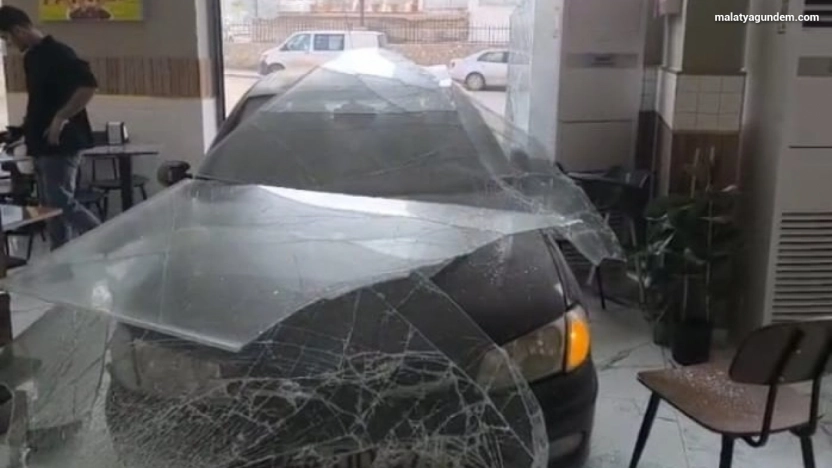 Kontrolden çıkan araç dönerciye girdi