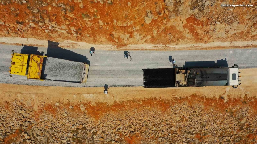Malatya Büyükşehir Belediyesi'nin kırsaldaki yol mesaisi sürüyor
