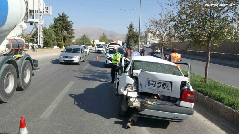 4 aracın karıştığı kaza trafiği felç etti