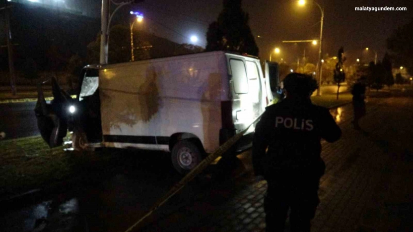 Malatya'da aydınlatma direğine çarpan minibüs sürücüsü hayatını kaybetti
