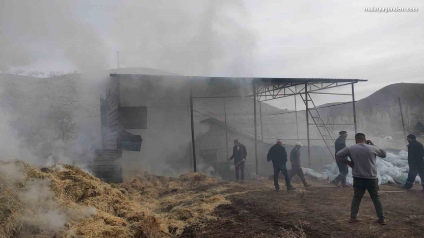 Kıvılcım sıçradı, samanlık alevlere teslim oldu