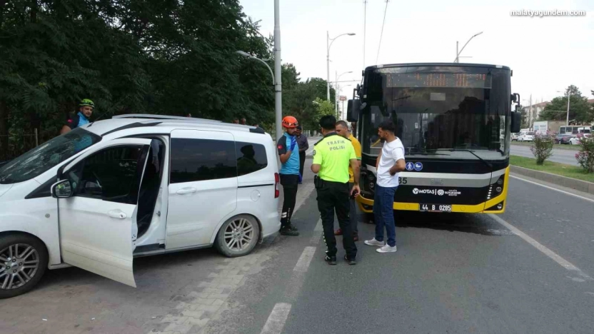 Malatya'da halk otobüsü ile hafif ticari araç çarpıştı