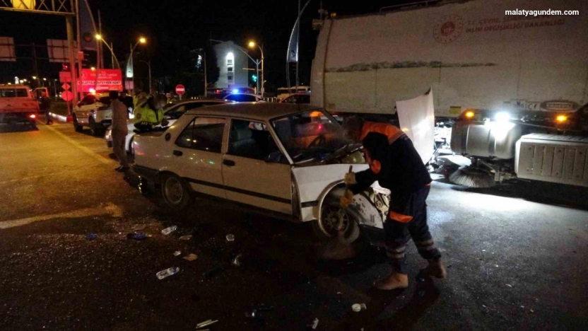 İki aracın karıştığı kazada ortalık savaş alanına döndü: 4 yaralı