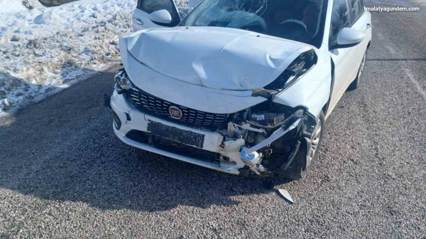 İki otomobil çarpıştı 3 kişi yaralandı