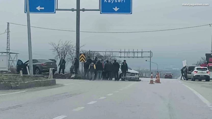Çarpışan iki otomobilde 4 kişi yaralandı