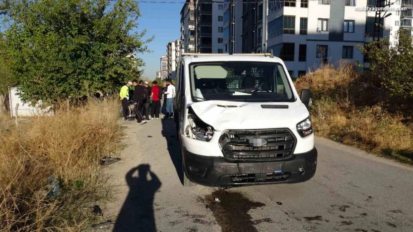 Kamyonet ile elektrikli bisiklet çarpıştı: 2 yaralı