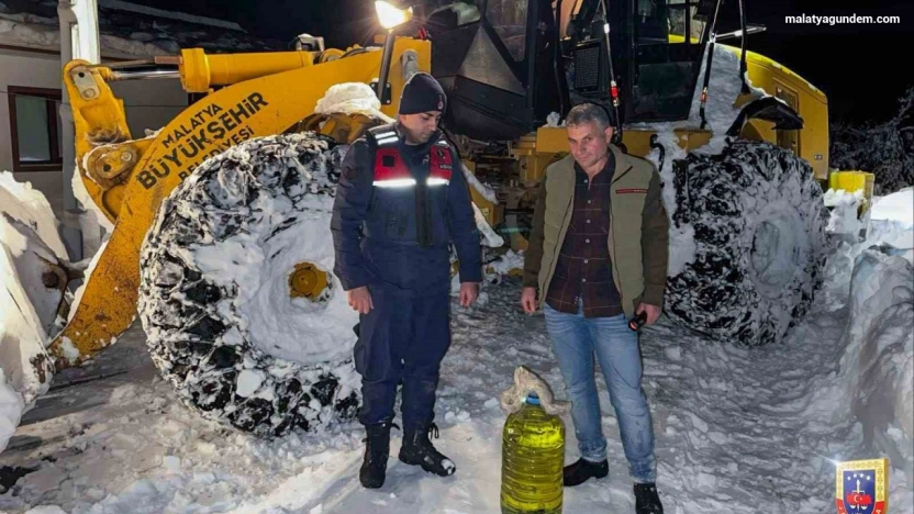 Malatya'da kardan kapanan yollarda ekipler vatandaşların yardımına koştu