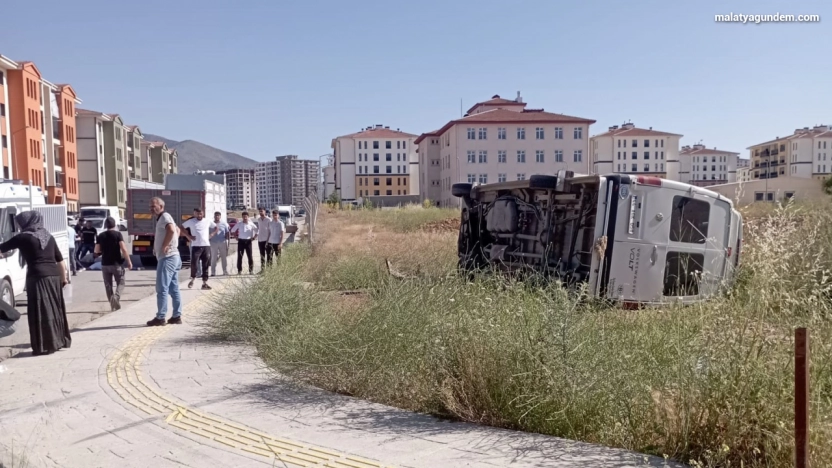 Minibüs devrildi: 4 kişi yaralandı