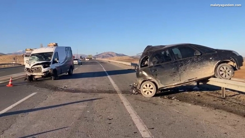 Minibüs ile otomobil çarpıştı: 1'i ağır 3 yaralı