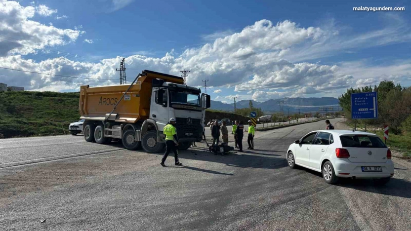 Motosikletle kamyon çarpıştı: 1 yaralı