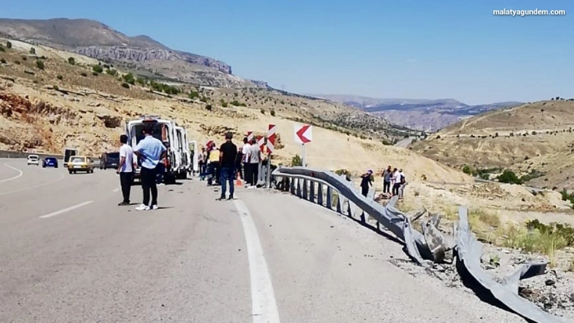 Otomobil bariyerlere çarparak takla attı: 1 ölü, 2 yaralı