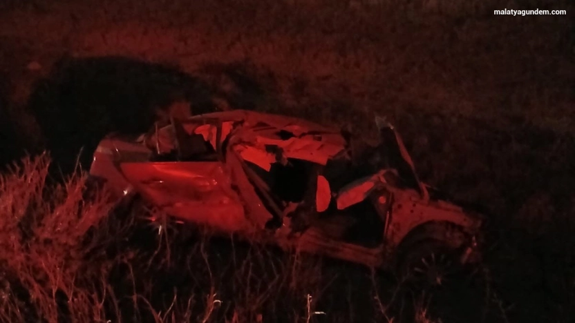 Otomobil traktöre çarptı: 1 ölü, 4 yaralı