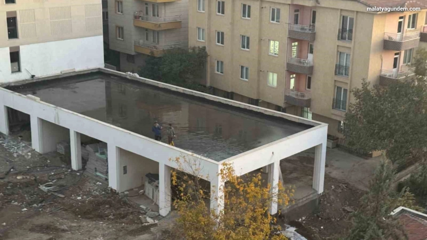 Rezerv alandaki inşaat suyla doldu, tahliye için duvar delindi