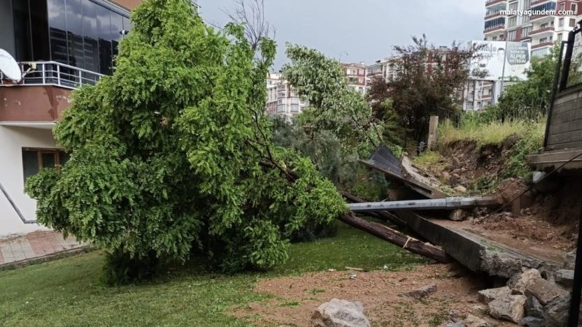 Sağanak yağış site duvarını yıktı