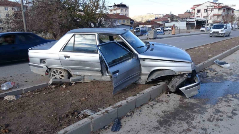 Temizlik aracı ile çarpışan araç refüje çıktı